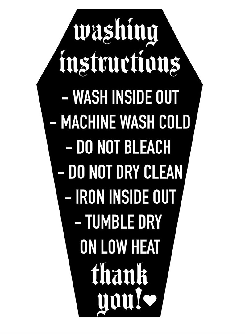Puede incluir: Un cartel negro y blanco en forma de ata&uacute;d con texto blanco que dice "washing instructions" y enumera las instrucciones de cuidado de la ropa: "Wash inside out", "Machine wash cold", "Do not bleach", "Do not dry clean", "Iron inside out", "Tumble dry on low heat". El cartel termina con "thank you!" y un coraz&oacute;n.