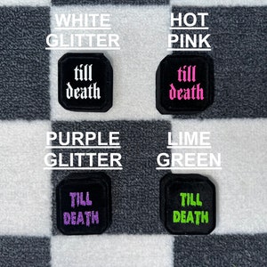 K&ouml;nnte beinhalten: Vier schwarze Stoffpatches mit den Worten "till death" in verschiedenen Glitzerfarben. Die Patches sind in wei&szlig;er Glitzer, pinkfarbener Glitzer, lila Glitzer und lindgr&uuml;nem Glitzer.