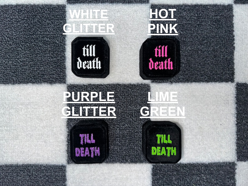 K&ouml;nnte beinhalten: Vier schwarze Stoffpatches mit den Worten "till death" in verschiedenen Glitzerfarben. Die Patches sind in wei&szlig;er Glitzer, pinkfarbener Glitzer, lila Glitzer und lindgr&uuml;nem Glitzer.