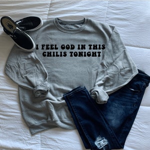 The Office Crewneck, Pam Beesly Crewneck, I Feel God In This Chilis Tonight Sweater, Cozy Sweater, The Dundies, Chilis