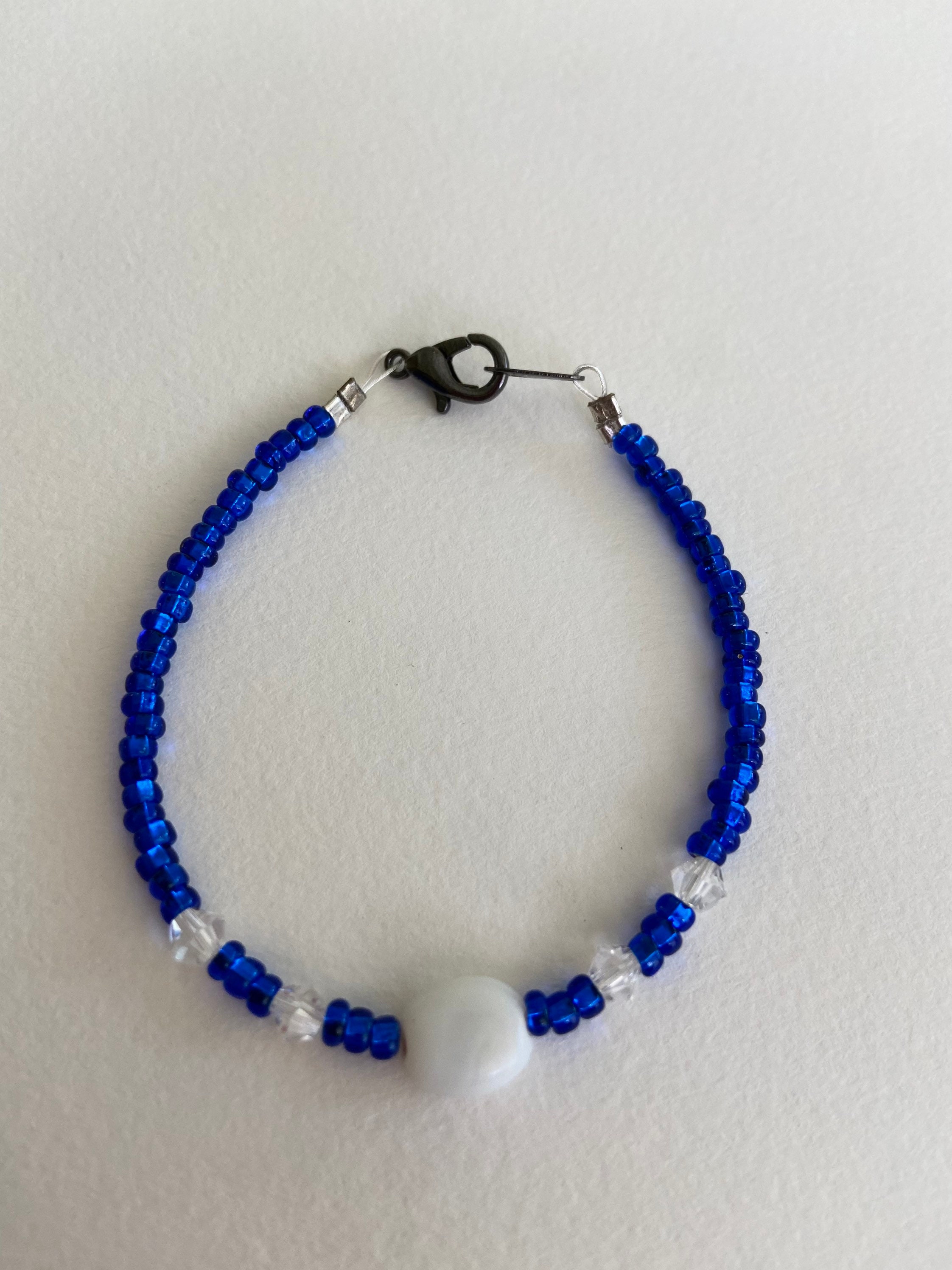 Weißes und blaues Perlenarmband | Etsy