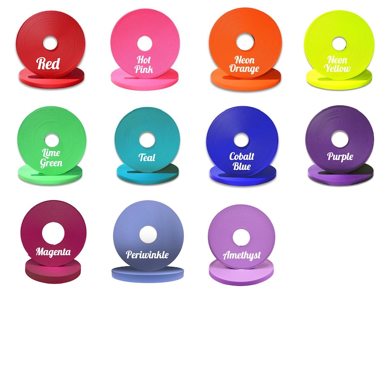Op de afbeelding: Twaalf kleurstalen van lint, elk met een witte cirkel in het midden en de naam van de kleur eronder gedrukt. De kleuren zijn rood, roze, neonoranje, neongeel, limoengroen, teal, kobaltblauw, paars, magenta, periwinkle en amethist.
