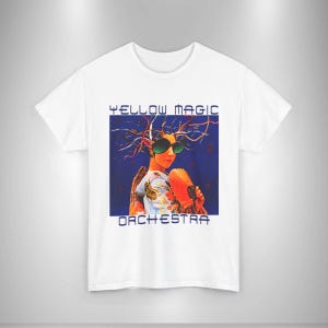 Könnte beinhalten: Weißes T-Shirt mit einer Grafik einer Person mit Sonnenbrille und Fächer, mit dem Text "YELLOW MAGIC ORCHESTRA" in Blau. Die Grafik hat einen blauen Hintergrund.