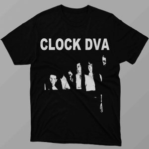 Puede incluir: Camiseta negra con texto blanco que dice "CLOCK DVA" y una imagen en blanco y negro de una banda.