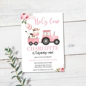 K&ouml;nnte beinhalten: Rosa-wei&szlig;e Geburtstagseinladung mit einer Kuh und einem rosafarbenen Traktor. Der Text lautet "Holy Cow Charlotte wird ein Jahr alt!" und enth&auml;lt Details zur Party.