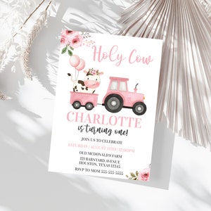 K&ouml;nnte beinhalten: Rosa-wei&szlig;e Geburtstagseinladung mit einer Comic-Kuh in einem rosafarbenen Wagen, der von einem rosafarbenen Traktor gezogen wird. Der Text lautet "Holy Cow Charlotte wird ein Jahr alt!" mit Details zur Party.