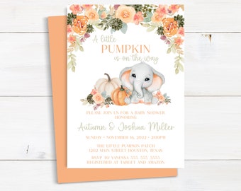 Puede incluir: Invitación a baby shower con sobre naranja. La invitación presenta un elefante bebé, calabazas y detalles florales. El texto dice "A little PUMPKIN is on the way" y detalles del evento. Medidas en cm.