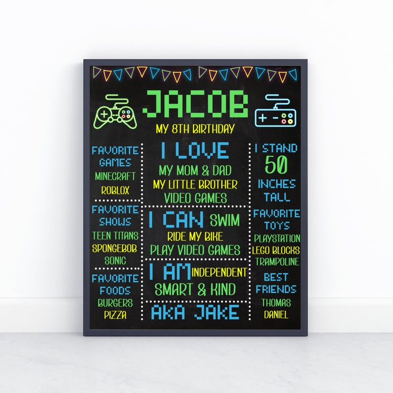 Puede incluir: Un cartel de cumplea&ntilde;os imprimible en blanco y negro para un ni&ntilde;o de 8 a&ntilde;os llamado Jacob. El cartel presenta un tema de videojuegos con un dise&ntilde;o pixelado e incluye informaci&oacute;n sobre los juegos, programas, alimentos y actividades favoritos de Jacob. El cartel tambi&eacute;n indica que Jacob mide 50 pulgadas y que sus mejores amigos son Thomas y Daniel.
