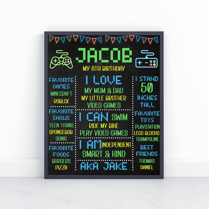 Puede incluir: Un cartel de cumplea&ntilde;os imprimible en blanco y negro para un ni&ntilde;o de 8 a&ntilde;os llamado Jacob. El cartel presenta un tema de videojuegos con un dise&ntilde;o pixelado e incluye informaci&oacute;n sobre los juegos, programas, alimentos y actividades favoritos de Jacob. El cartel tambi&eacute;n indica que Jacob mide 50 pulgadas y que sus mejores amigos son Thomas y Daniel.