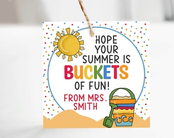 Puede incluir: Una tarjeta blanca con un sol colorido, un círculo azul con el texto "¡Espero que tu verano esté lleno de diversión!" y un cubo y una pala coloridos. La tarjeta también tiene el texto "De parte de la Sra. Smith" en la parte inferior.