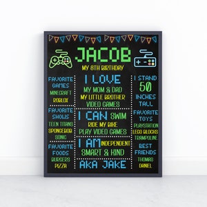Puede incluir: Un cartel de cumplea&ntilde;os imprimible en blanco y negro para un ni&ntilde;o de 8 a&ntilde;os llamado Jacob. El cartel presenta un tema de videojuegos con un dise&ntilde;o pixelado e incluye informaci&oacute;n sobre los juegos, programas, alimentos y actividades favoritos de Jacob. El cartel tambi&eacute;n indica que Jacob mide 50 pulgadas y que sus mejores amigos son Thomas y Daniel.
