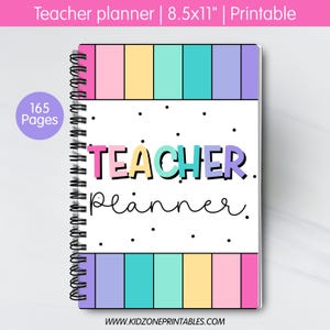 Op de afbeelding: Een spiraalgebonden lerarenplanner met een kleurrijk ontwerp. De omslag toont de woorden "TEACHER planner" in een speels lettertype, met een regenboogstreepjespatroon aan de boven- en onderkant. De planner is 21,6 x 27,9 cm en heeft 165 pagina's.