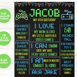 Puede incluir: Un p&oacute;ster de cumplea&ntilde;os estilo pizarra negra con texto verde, azul y amarillo. El p&oacute;ster dice "Jacob, Mi 8vo Cumplea&ntilde;os". Enumera los juegos, programas, juguetes y alimentos favoritos. Tambi&eacute;n incluye el texto "Amo a mi mam&aacute; y a mi pap&aacute;, a mi hermanito, los videojuegos". "Puedo nadar, andar en bicicleta, jugar videojuegos". "Soy independiente, inteligente y amable". "Aka Jake". "Mido 50 pulgadas de alto".