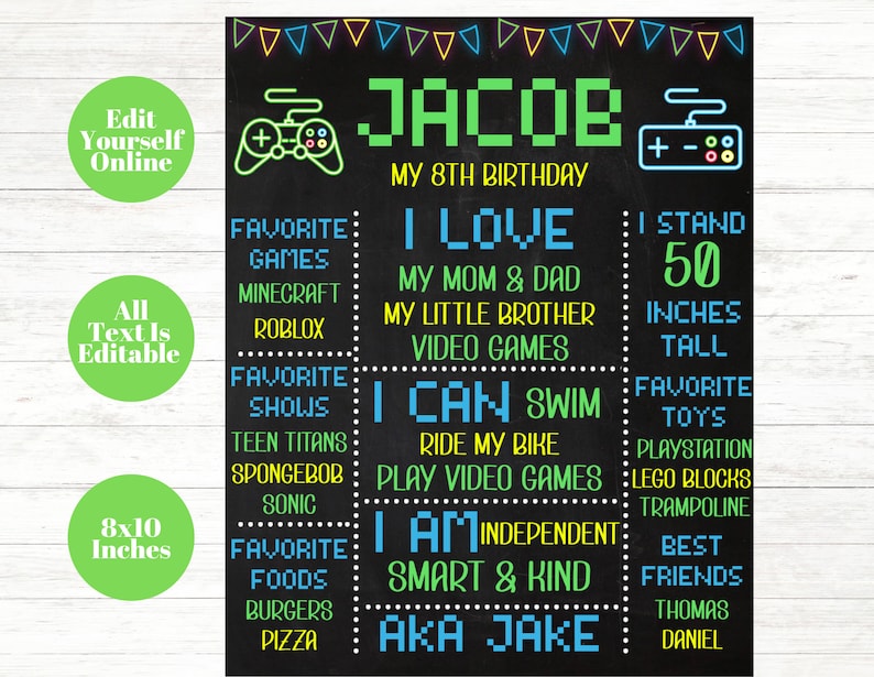 Puede incluir: Un p&oacute;ster de cumplea&ntilde;os estilo pizarra negra con texto verde, azul y amarillo. El p&oacute;ster dice "Jacob, Mi 8vo Cumplea&ntilde;os". Enumera los juegos, programas, juguetes y alimentos favoritos. Tambi&eacute;n incluye el texto "Amo a mi mam&aacute; y a mi pap&aacute;, a mi hermanito, los videojuegos". "Puedo nadar, andar en bicicleta, jugar videojuegos". "Soy independiente, inteligente y amable". "Aka Jake". "Mido 50 pulgadas de alto".