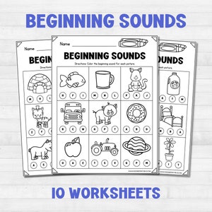 Può includere: Fogli di lavoro stampabili in bianco e nero per i bambini per esercitarsi nell'identificare i suoni iniziali. I fogli di lavoro presentano varie immagini come un igloo, un pesce, una tazza, un gatto, latte, un camion, un maiale, una ciambella, un letto, una zebra, una mela, un trattore e un pianeta. I fogli di lavoro includono un titolo che dice "Suoni iniziali" e istruzioni per colorare il suono iniziale di ogni immagine.
