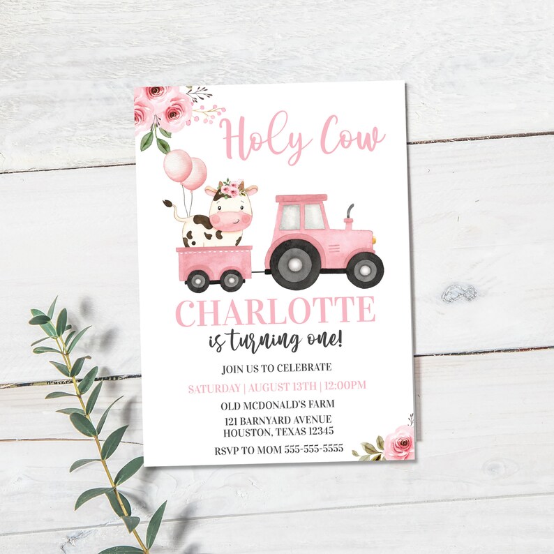 K&ouml;nnte beinhalten: Rosa-wei&szlig;e Geburtstagseinladung mit einer Kuh in einem rosafarbenen Wagen, der von einem rosafarbenen Traktor gezogen wird. Der Text lautet "Holy Cow Charlotte wird ein Jahr alt!" mit Details zur Party.