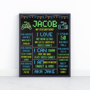 Puede incluir: Un cartel de cumplea&ntilde;os imprimible en blanco y negro para un ni&ntilde;o de 8 a&ntilde;os llamado Jacob. El cartel presenta un tema de videojuegos con un dise&ntilde;o pixelado e incluye informaci&oacute;n sobre los juegos, programas, alimentos y actividades favoritos de Jacob. El cartel tambi&eacute;n indica que Jacob mide 50 pulgadas y que sus mejores amigos son Thomas y Daniel.