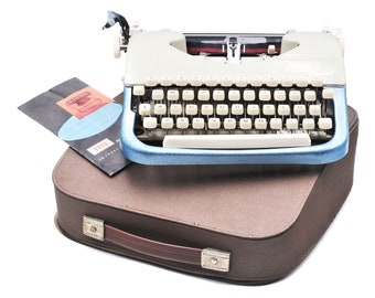 Voss Privat typewriter produced since 1960. Very good condition, beautiful design and colours, serviced, QWERTY layout.
