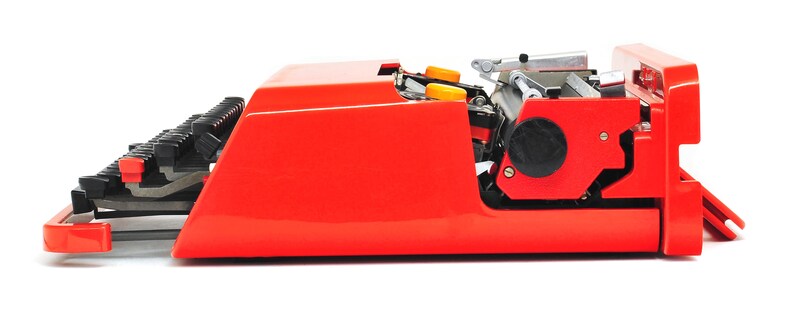 Beautiful and iconic piece of furniture. very good general conditions Olivetti Valentine typewriter outstanding design