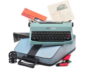 Olivetti Lettera 32 typewriter n.6107065. Inspected and working, excellent condition. QWERTY typeface Techno Cubic layout.