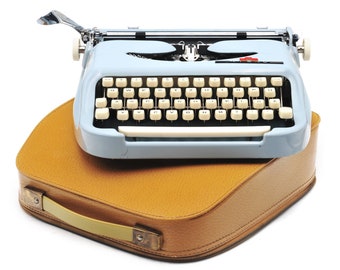 Atlas GLD 1960s portable typewriter by Nippo. Rare model! Beautiful, functional and overhauled. Made in Japan.
