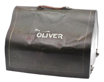 La couverture de la machine à écrire Oliver. Etui ancien et ancien pour machine à écrire Oliver ancienne.