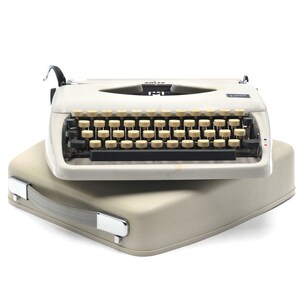 Tippa portable typewriter produced by Adler in 1968 (n.4977012). Rare Esquire typeface. Very good condition, overhauled.