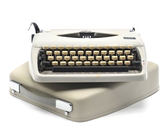 Tippa portable typewriter produced by Adler in 1968 (n.4977012). Rare Esquire typeface. Very good condition, overhauled.