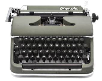 Olympia typewriter SM2. Beautiful and elegant, it is in very good and functional condition. Made in 1951 in Germany, n.189570.