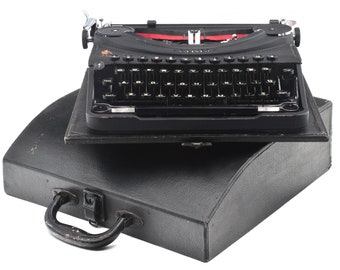 Oliver Type 4 typewriter (Patria) produced in 1951 (n.5117431) in excellent condition, with original wooden case. Made in the UK.