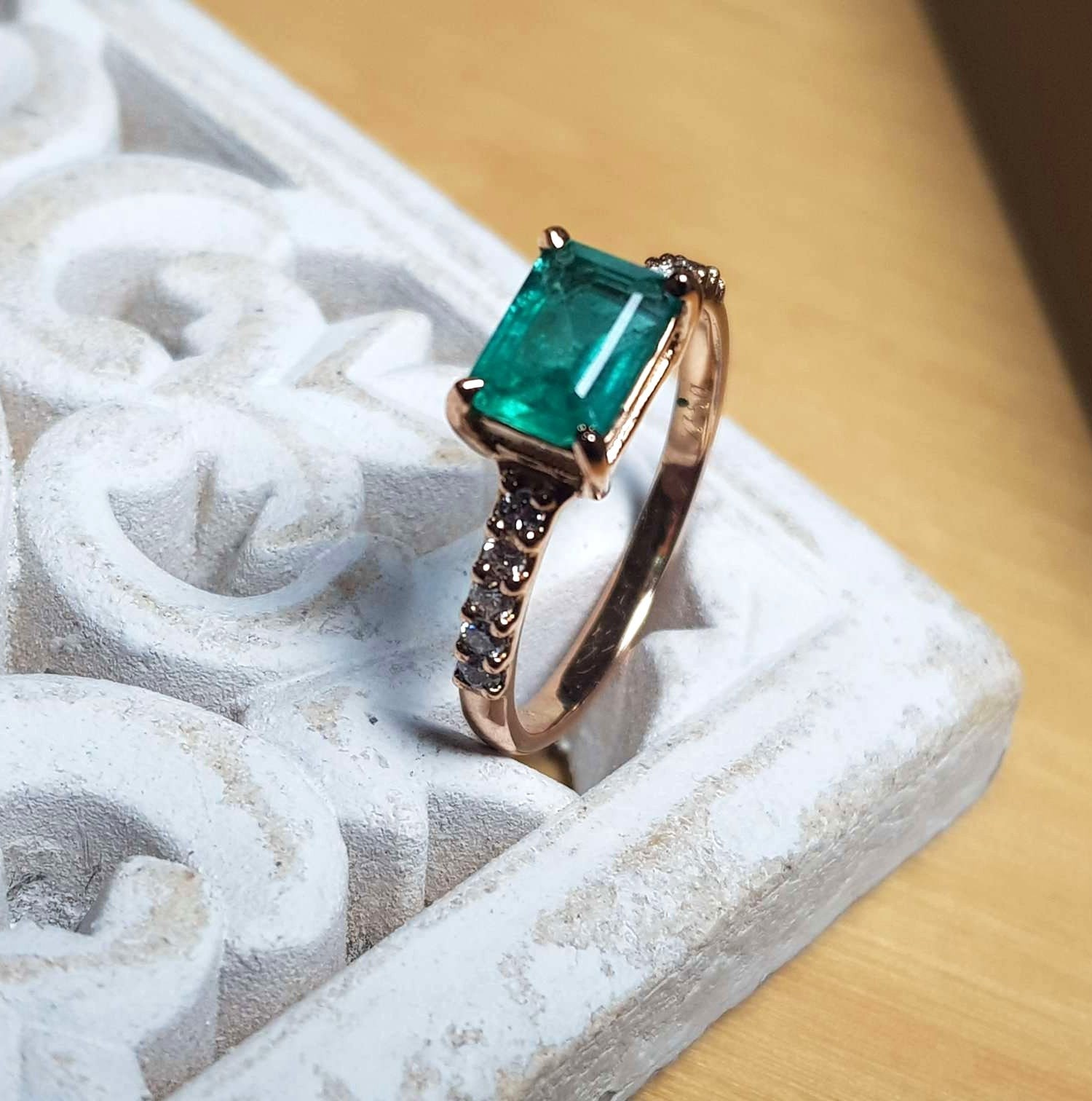 1.34カラットの天然エメラルドリング（18金ローズゴールド） - Etsy 日本