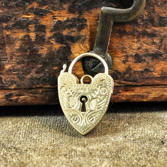 Vintage 9ct Patterned Heart Padlock Pendant