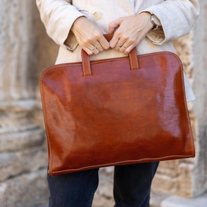 Maletín delgado de cuero color canela para mujer - Bolso plano de cuero italiano para computadora portátil - Bolso de trabajo liviano hecho a mano - Portadocumentos con forro a cuadros