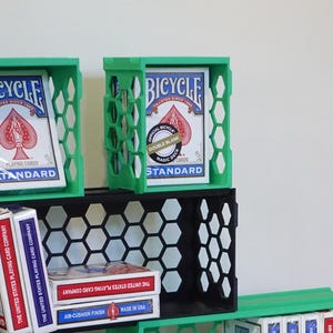 The Hive (SMALL) – modulair 3D-geprint speelkaartenrek – 4 decks – uitbreidbare honingraatkaartplank goochelaarshowcase,