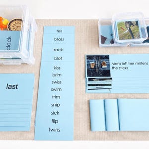 以下が含まれることがあります： tell, brass, rack, blot, kiss, brim, swiss, swim, trim, snip, sick, flip, twins, lastなどの単語リストや文章カードが記載された水色の学習カードセット。黒い文字が印刷されており、透明なプラスチック製の収納ケースが付属しています。