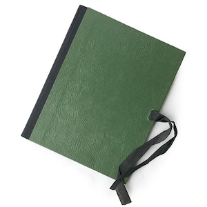 Könnte beinhalten: Ein grünes, strukturiertes Hardcover-Journal mit schwarzem Bandverschluss.