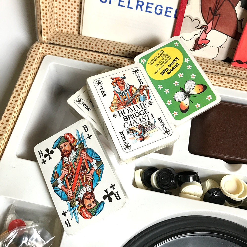Promo Malette De 120 Jeux De Société chez Bi1