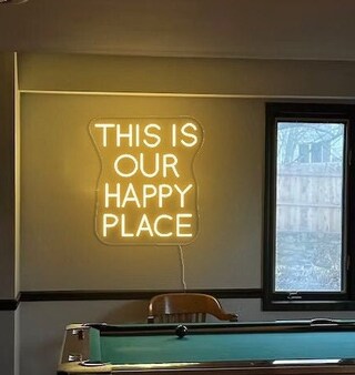 Spoontiques Cartello Luminoso 'Our Happy Place' – Decorazione A Specchio Con Cornice In Legno E Timer 6 Ore (15,2 Cm, Argento)