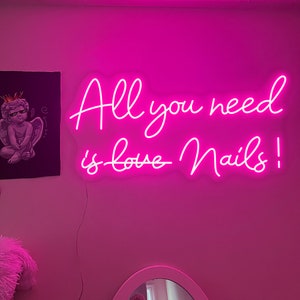 Het enige wat je nodig hebt is een bord voor een spijkerwinkel, een bord voor een kapsalon, een bord voor een schoonheidssalon, een neonbord met een winkellogo en een led-neonbord