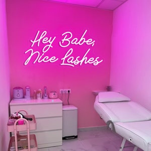 Hey babe nice lashes Placa de néon, decoração de parede para sala de cílios, placa de néon personalizada, arte de parede para salão de cílios, luz de néon LED para loja, placas de LED para salão de beleza