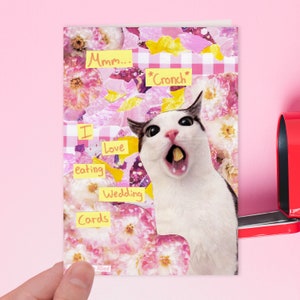 Mmm Cronch, j'adore manger des cartes de mariage | Carte de mariage de félicitations de chat meme drôle pour un ami, une soeur, un couple