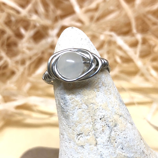 Anillo artesanal con alambre de cristal de piedra lunar, piedra natal de junio