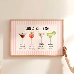 Może przedstawiać: Prostokątny wydruk ścienny w drewnianej ramie z napisem GIRLS OF 206 nad czterema akwarelowymi ilustracjami koktajli: espresso martini, aperol spritz, dirty martini i margarita, z których każdy jest podpisany imieniem.