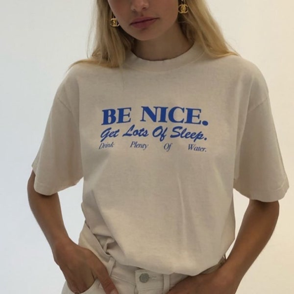 Se bueno. Tener mucho sueño. Beba mucha camiseta de agua / camiseta esencial para mujer, camisa tipográfica con citas inspiradas en la estética, regalo para ella