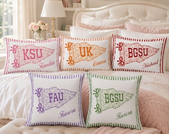 Cuscino personalizzato per l'università, decorazione personalizzata per la camera del dormitorio con nome, cuscino con bandierine in stile preppy, cuscino con fiocco floreale, regalo di laurea, regalo per chi va all'università