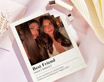 Może przedstawiać: Biała ramka na zdjęcia w stylu ceglanym ze zdjęciem dwóch kobiet. Tekst "Best Friend" i wiadomość są wydrukowane poniżej. Ramka leży na różowej powierzchni z elementami dekoracyjnymi.