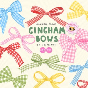 Può includere: Una collezione di fiocchi a quadretti Gingham disegnati a mano in vari colori, tra cui blu, rosso, rosa, giallo e verde. Il testo "Gingham Bows" e "50 Elements" è presente, insieme a "PNG SVG". I fiocchi sono disposti su uno sfondo beige chiaro.