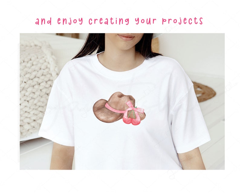 以下が含まれることがあります： 白いTシャツに、茶色のカウボーイハットとピンクのリボン、そしてその上に赤いチェリーが2つ乗っています。