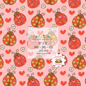 Pode incluir: Padrão sem costura com joaninhas vermelhas com detalhes de flores amarelas, corações vermelhos e flores brancas sobre fundo rosa. As joaninhas têm manchas em forma de coração. O padrão tem 25,4 cm x 25,4 cm e inclui formatos PNG, JPG e PDF.