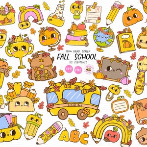 Op de afbeelding: Een verzameling van 52 handgetekende Herfst School elementen. De afbeelding toont een gele schoolbus, potloden, pompoenen, boeken en een regenboog, allemaal versierd met herfstbladeren. De tekst "Fall School" is ook opgenomen.